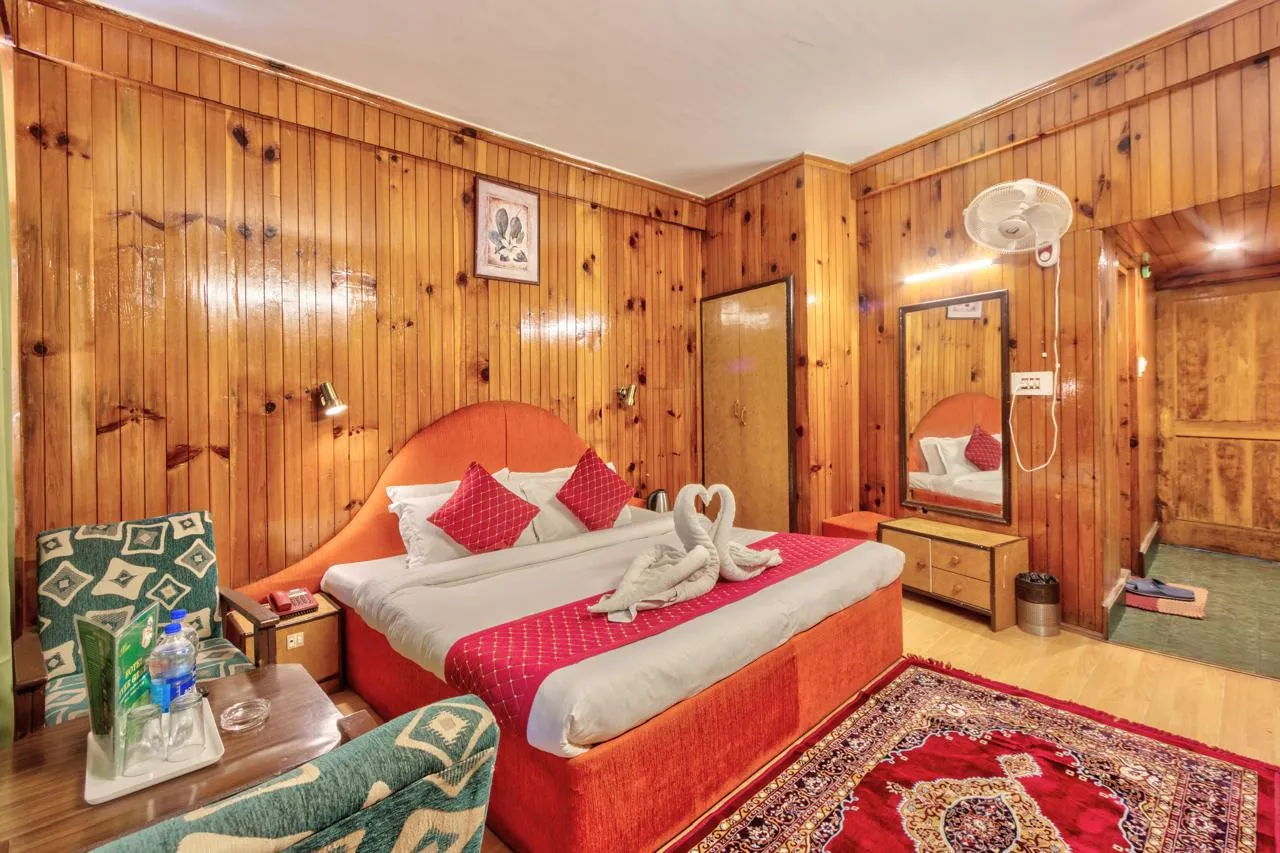 Luxury Room (Private Balcony With Mountain View).