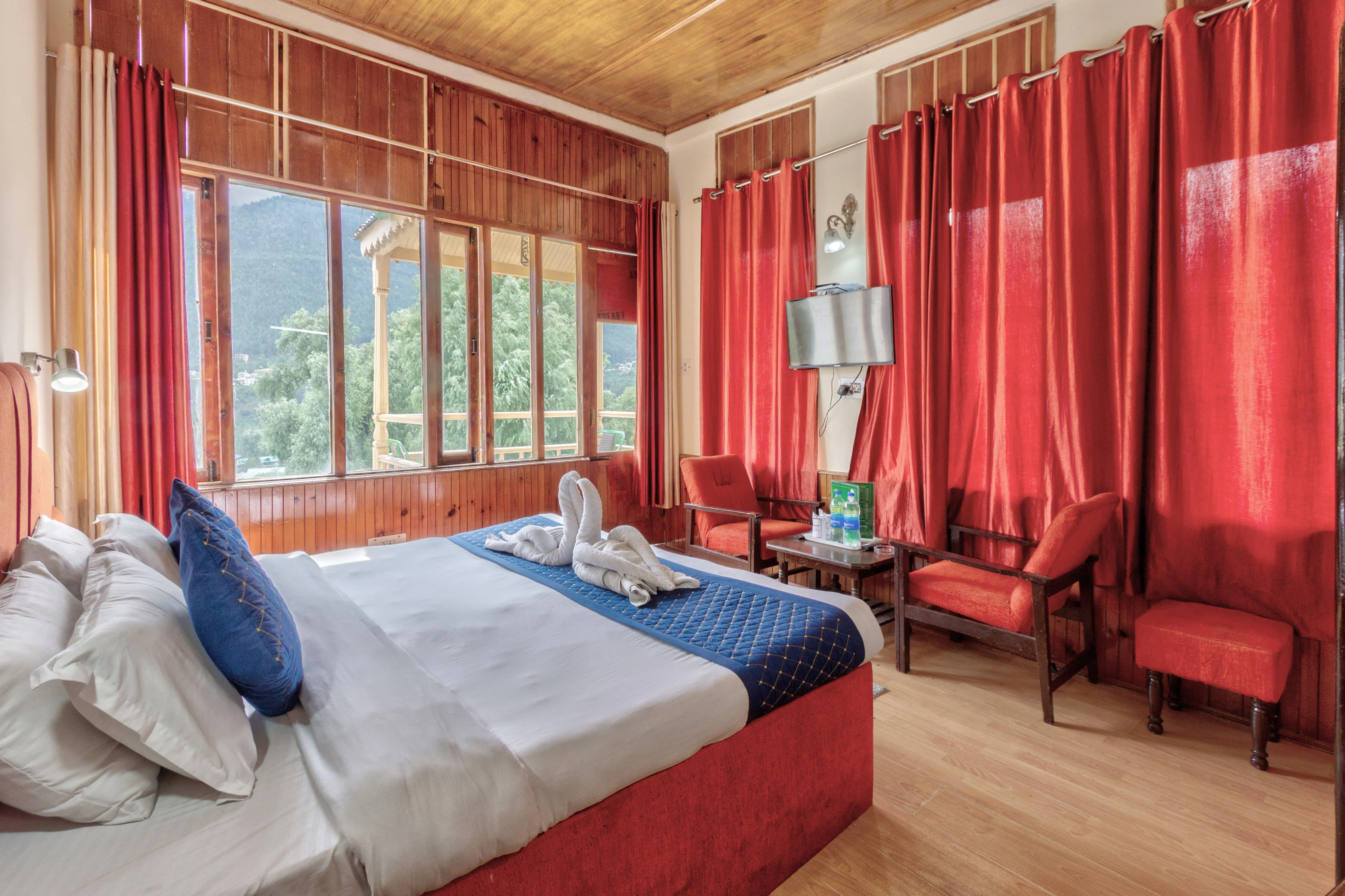 Luxury Room (Private Balcony With Mountain View).